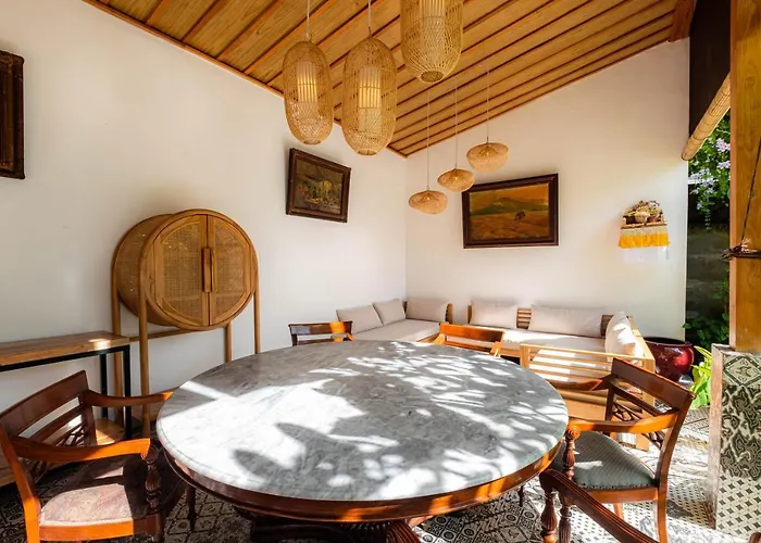 Kubu Kirana Hotel *